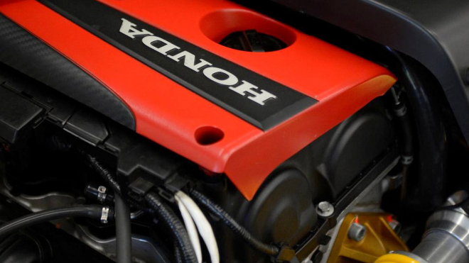 Venku je silniční auto s výkonem 532 koní na míň než 700 kilo hmotnosti, je to hotová Formule 1 pro chudé