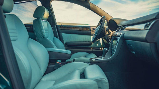 K mání je sotva jetý německý supersedan z časů výkonových válek, jeho unikátní specifikace dodnes bere dech