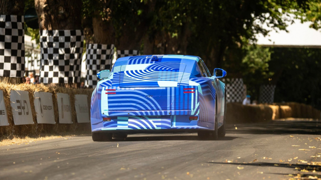 „Nejrychlejší lednička na trati!” Po Ferrari Luce se i novinky Audi a Jaguaru dočkaly v Goodwoodu skoro univerzálního výsměchu