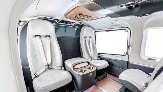 S novým vrcholným Mercedesem za 200 milionů už nikdy nebudete stát v zácpě, do garáže se vám ale nejspíš nevejde