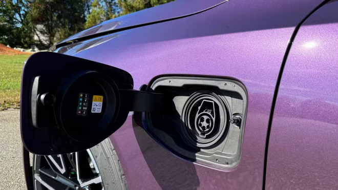 Plug-in hybridy jsou další krutou pastí na naivní kupce aut, tento připravil slavného majitele o 900 tisíc Kč za 7 měsíců