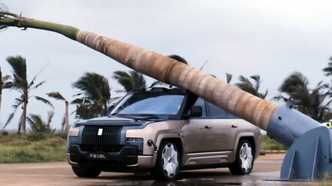 Číňané hodili na své nové auto vzrostlý strom a zkusili s ním dál jezdit. Podívejte se, jak dopadli