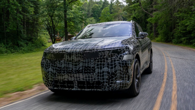 BMW poprvé ukázalo novou X5 a je to něco. Bude vážit 3 tuny, jen aby baterkami vyrovnala nádrž, která byla malá i ve Škodě 120