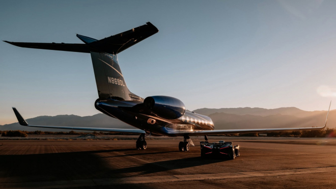 Tento majitel si své Bugatti schopné udělat 500 km/h za 20 sekund naspecifikoval tak, aby ladilo s jeho soukromým tryskáčem