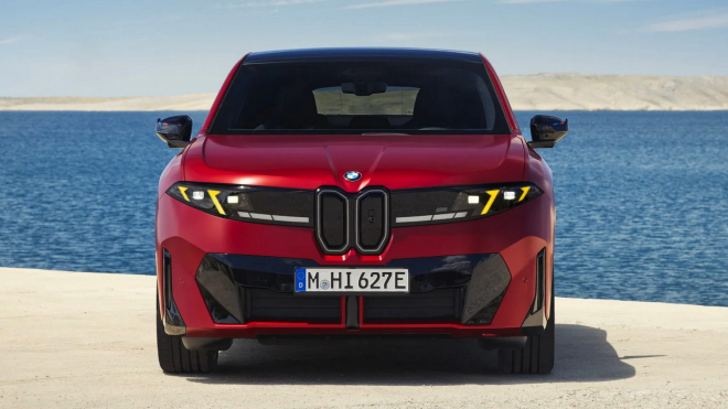 „Měsíc BMW” pokračuje salvou vlastně hned tří novinek. Definuje je monolitický design a hraní si na nejlepší modely M v kůži těch polovičatých