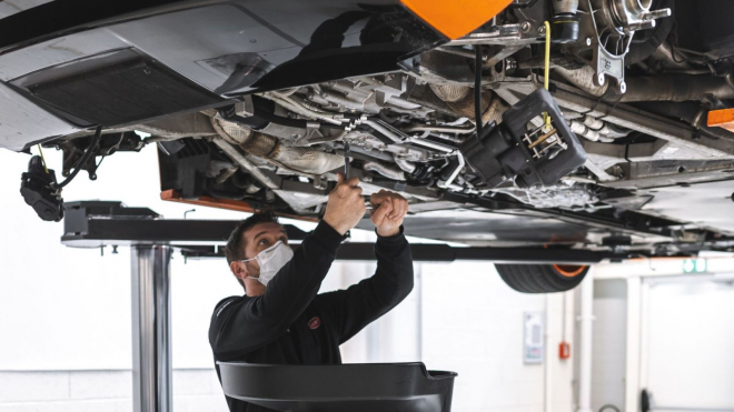 Mechanik si sám udělal servis, za který si Bugatti účtuje 560 tisíc Kč, jen za 33 tisícovek. A ukázal, na čem všem si automobilka mastí kapsu