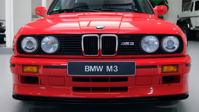 K mání je dodnes skoro nové BMW M3 E30 ve vzácné verzi. Na auto jako ze stroje času stačí 10 milionů jen o fous