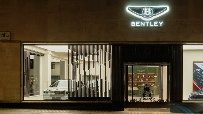Když už Bentley nemá atraktivní nová auta, zkouší aspoň předělat své showroomy. Vidíte správně, co v nich teď klienty čeká