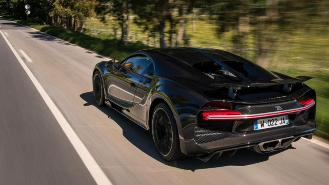 Šéfovi Bugatti ukradli jeho osobní Chiron i s klíčky uvnitř. A tak skočil do vlastního Porsche a vydal se zloděje stíhat po Evropě