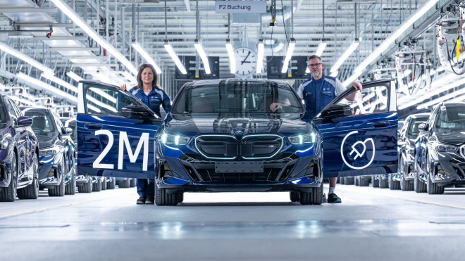 BMW s hořkostí oznámilo vyrobení dvoumiliontého elektromobilu v době, kdy jejich prodeje prudce klesají. A je daleko za plánem
