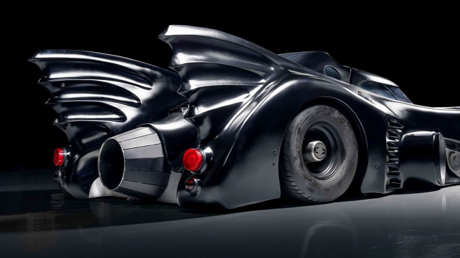 Brutální nový Aston Martin nevypadá jako nic, co už známe. Tajuplný stroj natočili při vývoji, připomíná oživlý Batmobil