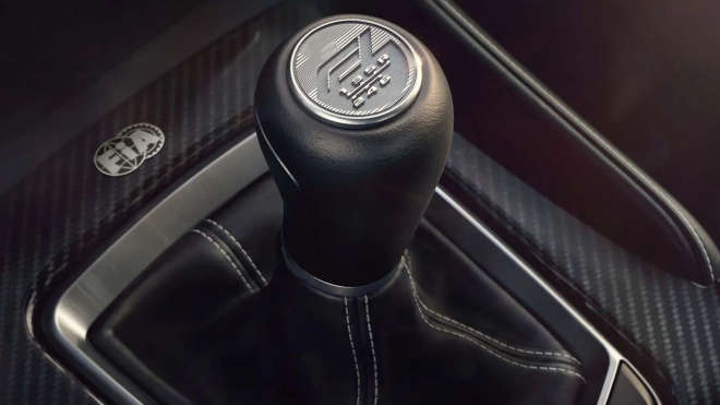 695 koní, ruční řazení a zadní pohon. Nový speciální model spojený s Formulí 1 není jen další tupý marketing