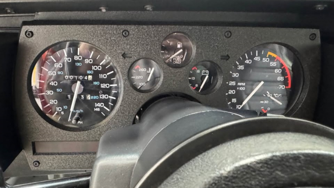 Někdo si před 38 léty koupil nové auto a zavřel ho do garáže. Dnes se prodává za pětinásobek