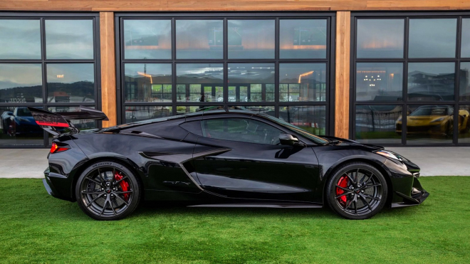 „Bugatti pro chudé” je novým králem všech pekel. Přepisuje další rekordy akcelerace, okruhů i silnic, pomalé je vedle něj i skutečné Bugatti