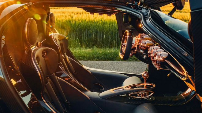 Znovuzrozené De Tomaso předalo 7 let po premiéře první produkční auto. Má tři pedály, nula displejů a topí se ve zlatě