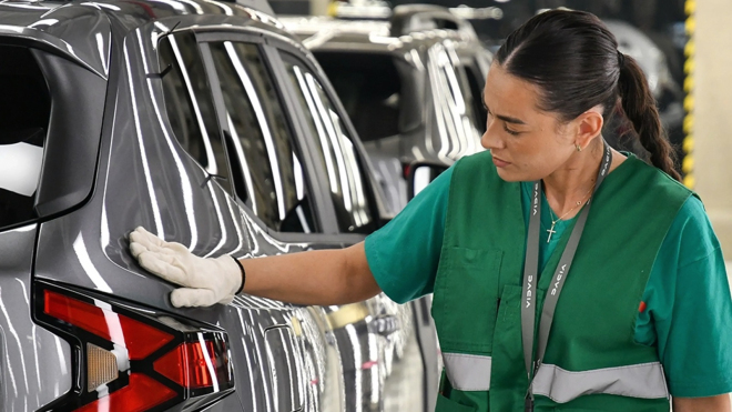 Evropa to dokázala. Dacia a Ford musely zastavit výrobu kvůli nedostatku elektřiny, BMW a Mercedes mají na kahánku