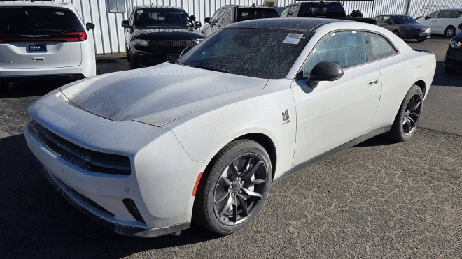 Dodge začal v zoufalosti nabízet nechtěný elektrický muscle car za 7 tisíc Kč měsíčně, ani to ho nemusí zachránit