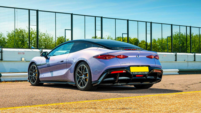 Tohle je nový „služebák” Jamese Bonda, tedy toho, kdo ho doteď hrál. Jede 350 km/h se stovkou pod 2 s za zlomek ceny pomalejších Porsche