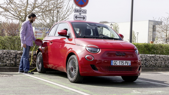 Elektrický Fiat 500 je takový takový propadák, že se na největším trhu světa neprodá už ani jeden denně, navzdory slevám přes 300 tisíc Kč
