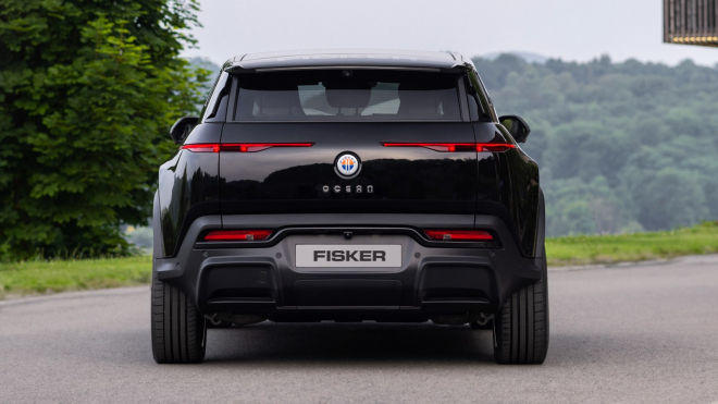 Nový elektromobil Henrika Fiskera se majitelům rozpadá pod rukama, auta mají problémy i s brzdami, odletují z něj kusy karoserie