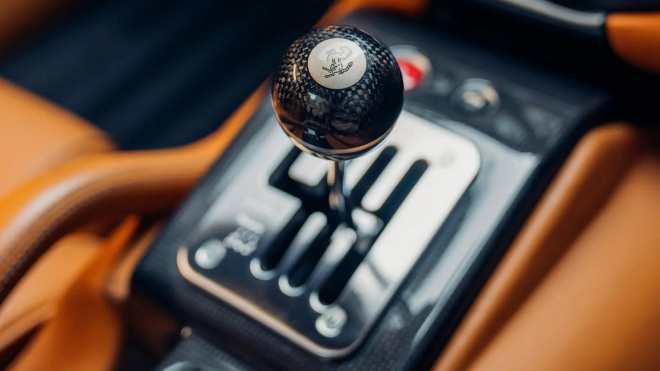 K mání je úplně poslední vyrobené Ferrari s manuální převodovkou. Cenu jinak celkem obyčejného modelu posílá do desítek milionů