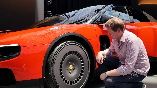 Účastník prezentace Ferrari Luce popsal, jak firma zacházela s novináři, aby si nikdo netroufl být otevřený, drtivé kritice stejně neunikla