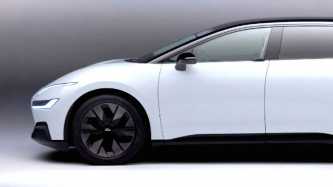 Odejitý šéf elektromobilů Fordu na truc ukázal hotové auto, které mu loni zařízli, nedivíme se ani v nejmenším