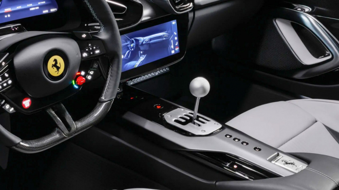 Ferrari ukázalo své první moderní auto s ručním řazením. A je to další pekelná faleš, bez které by nám všem bylo líp