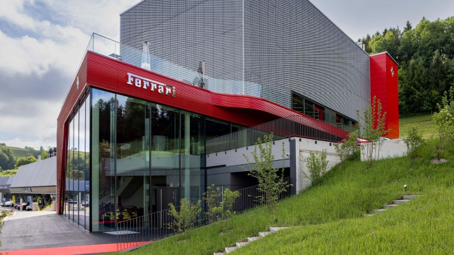Ferrari ukázalo nové pojetí svých showroomů. Připomínají haly sběratelů exkluzivních aut, to nebude náhoda