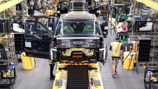 Ford zrušil dvě třetiny výroby svého klíčového elektromobilu poté, co ji dřív zkrouhnul o polovinu, třetina lidí má padáka