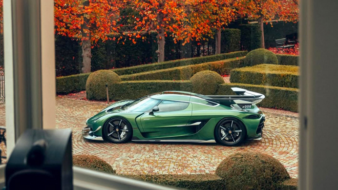 Majitel Koenigseggu, který letos &bdquo;flexil&rdquo; na miliardové jachtě při GP Monaka, má taková auta dvě. Jedno se rozhodl prodat