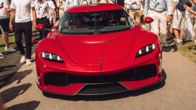 Nejhorší závist je ta &bdquo;daňová&rdquo;. První vyrobený rodinný Koenigsegg majiteli za trest roztřískali pár dnů po předání