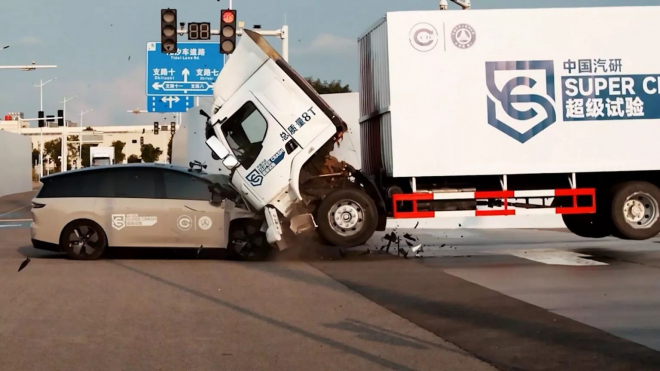 Číňané se chlubí bezpečností své novinky tak absurdně, že se před ní musí třást i řidiči náklaďáků
