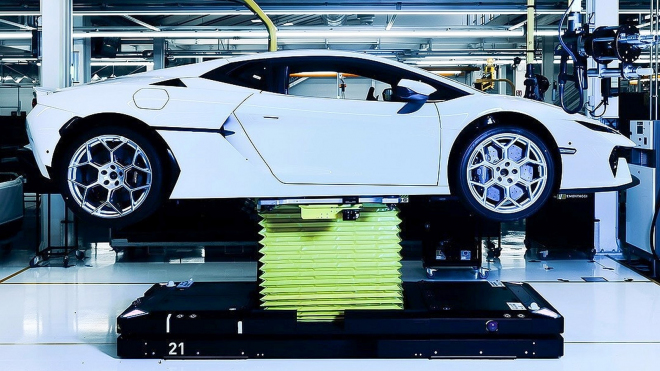 Lamborghini konečně začalo vyrábět svůj „levný” hybridní sporťák, podívejte se na něj na výrobní lince