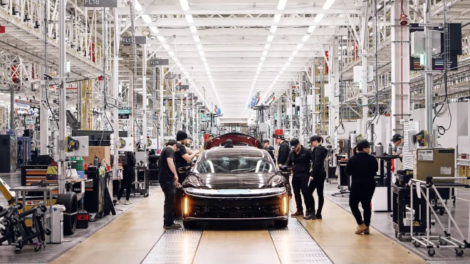 Automobilka &bdquo;zrádců Tesly&rdquo; padá ke dnu. Po prodělání 79 miliard propouští skoro pětinu lidí, konec může být nadosah