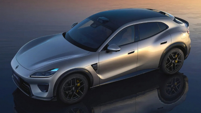 „Nebuďte slušnej, řekněte jméno!” Čínská značka tvrdí, že její novinku navrhl bývalý designér Ferrari. Ferrari říká: Tak povídejte, kdo to byl