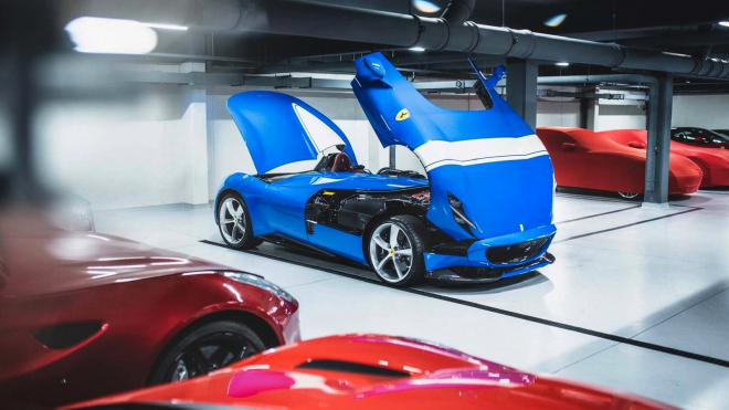 Na nenápadném místě v polském vnitrozemí stojí nedaleko od Česka ráj superaut, kde vedle sebe jen tak postávají Ferrari, Bugatti či Pagani