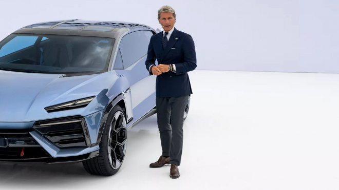 Zákazníci jsou „velmi šťastní”, že naše příští auto nakonec nebude elektromobil, říká šéf Lamborghini
