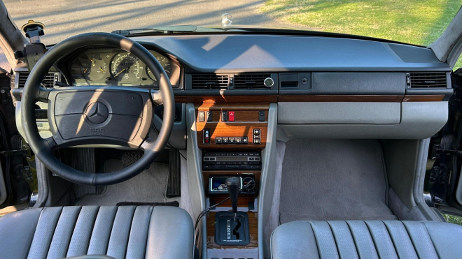 Někdo najel s legendárním nezničitelným Mercedesem 1,8 milionu km. A prodal ho jako pořád perspektivní auto