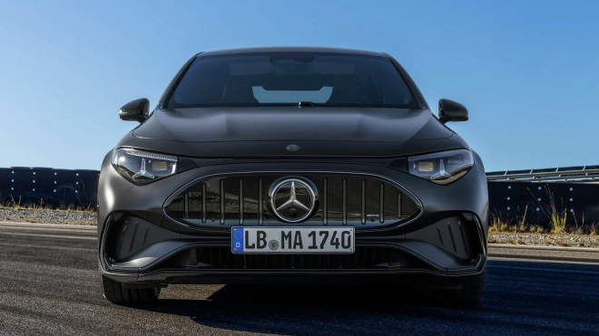 Nejnovější Mercedes je tragikomická 2,4tunová absurdita, která i s pomocí vibrátoru napodobuje auto, jímž není a nebude