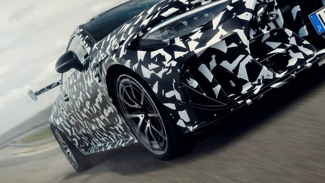 Mercedes líp ukázal svou novou osmiválcovou bestii a leccos na ní změnil. Na Ringu konečně pořádně zaržála