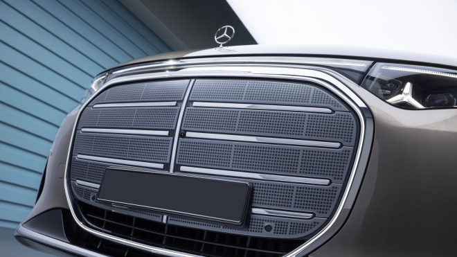 Krutá ironie: Dítě nabouralo na pařížském autosalonu s novým výstavním Mercedesem do zdi