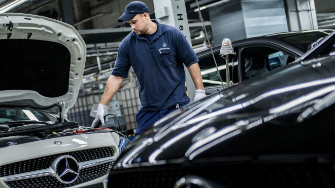 Mercedes hasí požár a zaměstnanci jsou první na ráně. Mají pracovat víc, aniž by dostali halíř, prémie jim odloží o rok, za odměnu dostanou leda padáka