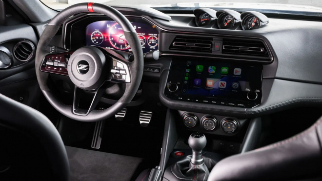 Nissan je znovu součástí hry automobilových nadšenců bez peněz nazbyt, svému šestiválcovému sporťáku přihrál manuál