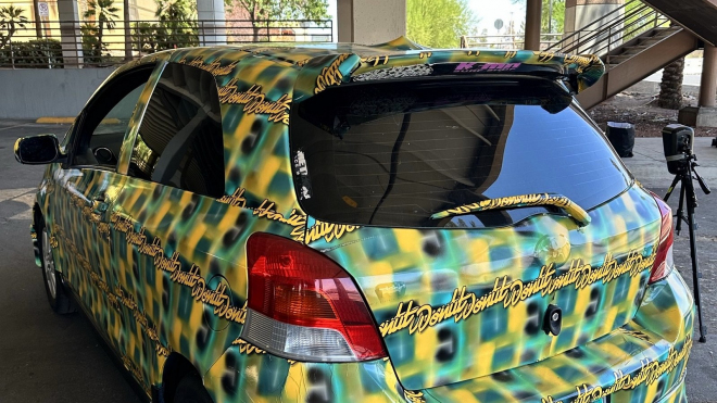 Američané dokázali zneviditelnit auto před dopravními kamerami, pohybuje se kolem nich jako duch