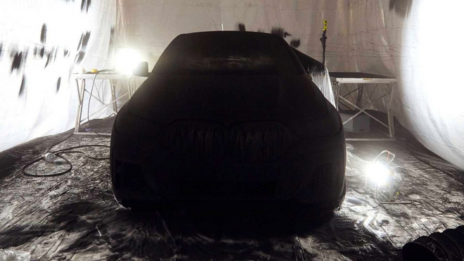 Číňané vyvinuli lak pohlcující téměř veškeré světlo. Skutečně jej půjde použít, auto s ním ale pomalu není vidět