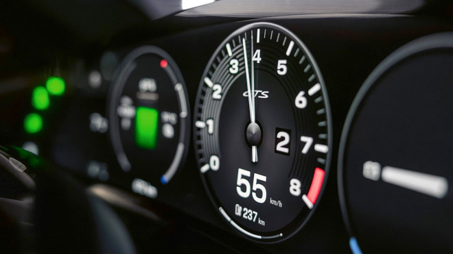 Fiktivní motor Porsche s fiktivním řazením a fiktivním zvukem ukázal v praxi svou směšnou faleš, je to absurdita od A do Z