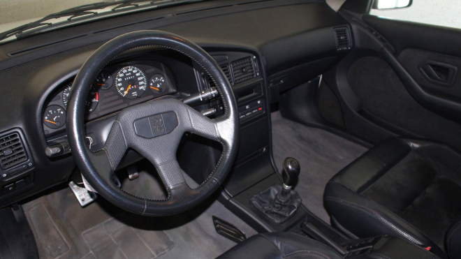 Vzácná francouzská silniční raketa, která šla po krku i BMW M5, se dá koupit v krásném stavu. Jeden z 1 046 kusů stojí podle toho