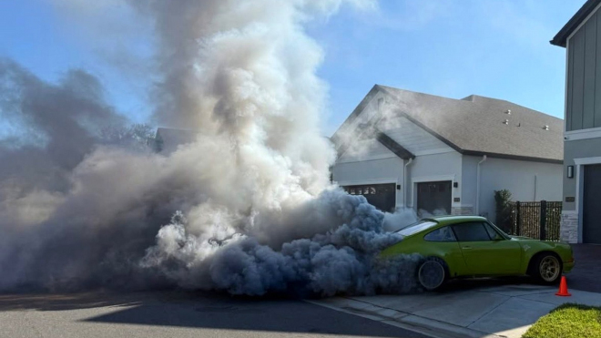 Boží trest za svatokrádež? Klasické Porsche předělané na elektrický pohon majiteli shořelo před domem měsíc po koupi