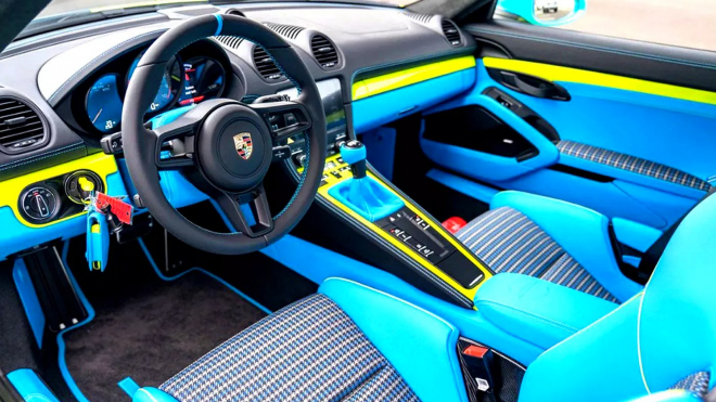 Jde to i bez Mansory: Takhle si někdo nechal už ve fabrice zmastit nové Porsche. A to jste ho neviděli zvenčí